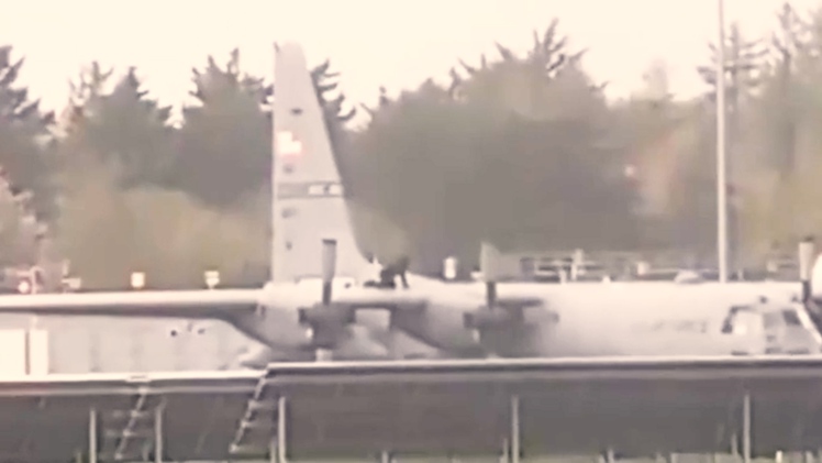 Người đàn ông đột nhập sân bay, dùng rìu phá hoại vận tải cơ hàng chục triệu USD của Mỹ