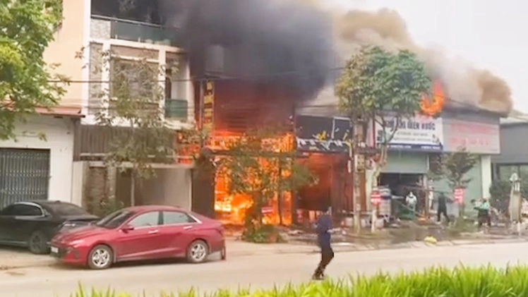 Mâu thuẫn sau ly hôn, cầm dao chém chồng của vợ cũ rồi phóng hỏa đốt nhà hàng