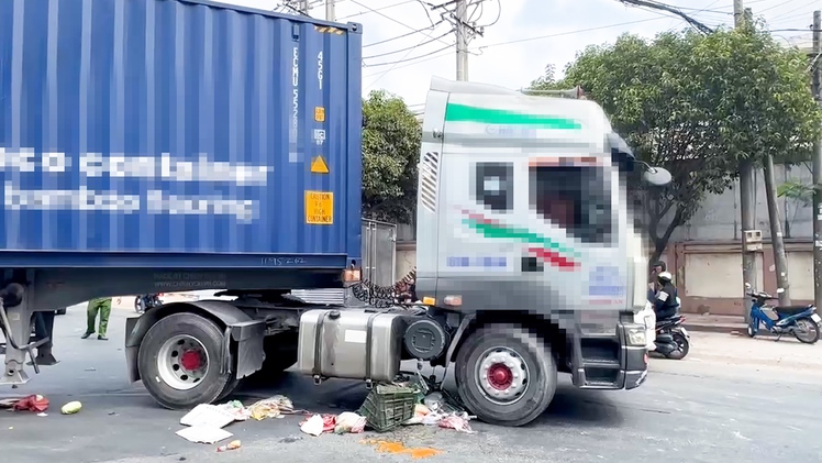 Giải cứu người phụ nữ đi xe đạp bị cuốn vào gầm xe container sau tai nạn ở TP.HCM