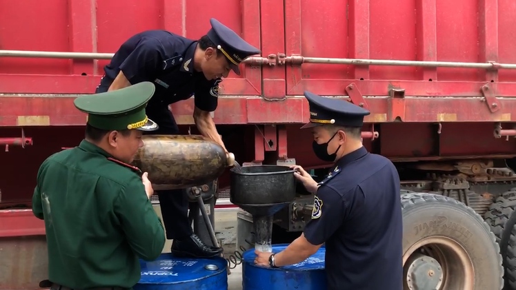 Phát hiện tài xế chế thùng sắt dưới rơ moóc để chuyển lậu dầu từ Việt Nam sang Lào