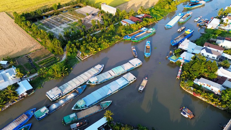 Hàng chục sà lan mắc cạn trên kênh Rạch Giá - Hà Tiên