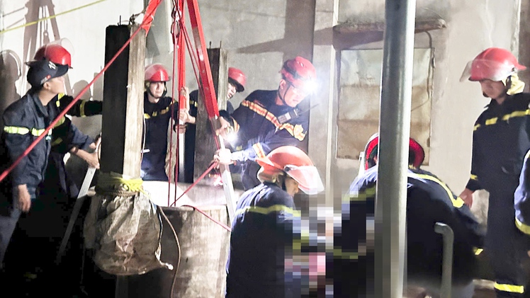 Nam thanh niên rơi xuống giếng sâu tử vong, công an phải đu dây để vớt thi thể