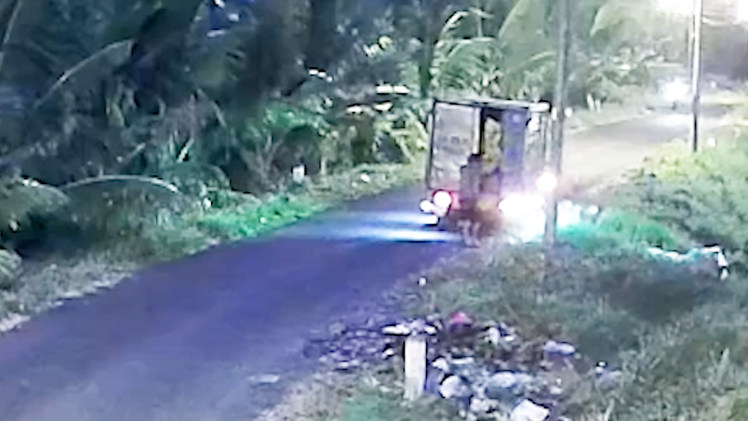 Camera quay cảnh xe tải đổ rác sai quy định ở xã Bình Chánh, tài xế bị phạt 3,5 triệu đồng