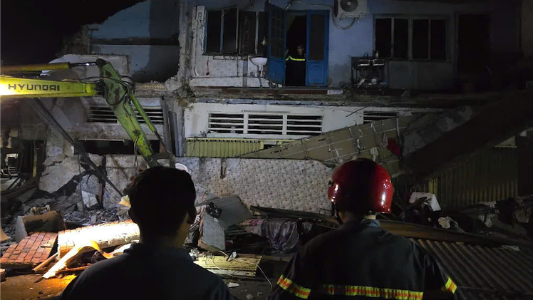 Lính cứu hỏa giải cứu 3 người kẹt trong căn nhà sập ở Đồng Tháp