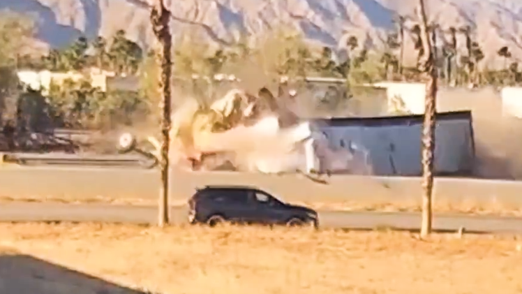 Clip xe đầu kéo vượt dải phân cách, đâm trực diện xe chở xi măng, nhiều người thương vong