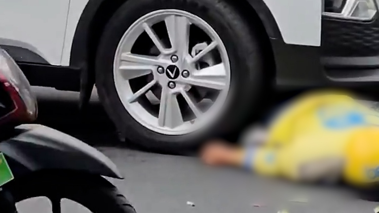 Tài xế xe ôm co giật ngã giữa đường, suýt bị ô tô cán qua người