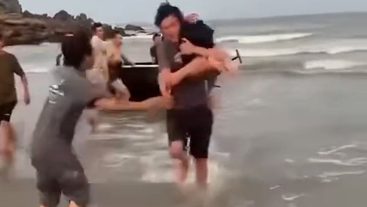 Video cứu sống hai anh em bị cuốn ra xa bờ trong lúc tắm biển Cửa Lò
