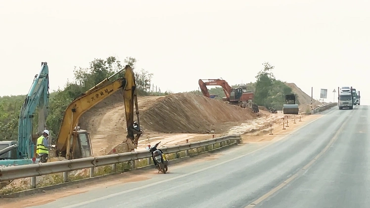 Vượt ‘bão giá’ và nắng nóng, đưa dự án mở rộng cao tốc Cam Lộ - La Sơn về đích đúng hẹn