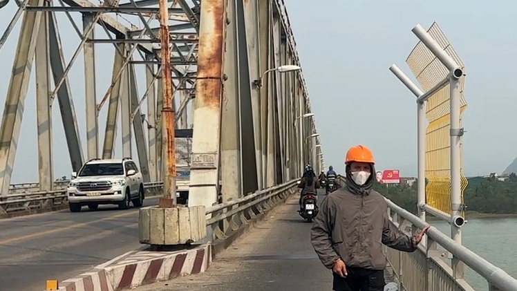 Lắp lưới thép cao 2,5m để ngăn người nhảy cầu Bến Thủy bắc qua sông Lam