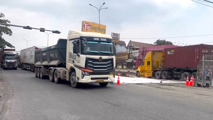 Quốc lộ 51 qua Đồng Nai ùn tắc nhiều cây số do rào chắn sửa đường