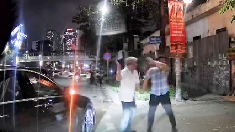 Tạm giữ tài xế xe Mercedes hành hung tài xế ô tô khác vì cho rằng 'đi láo' ở Hà Nội