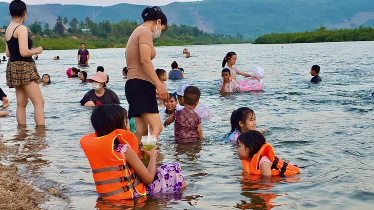 Bãi cát sông Ba hút khách gần xa: 'Trên núi mà có biển', ai cũng thích