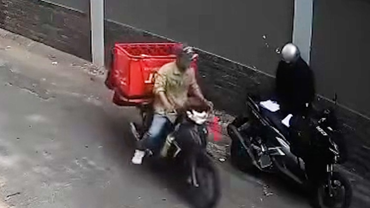 Video xe máy cùng giỏ hàng của nam shipper bị trộm, đã bắt được nghi phạm