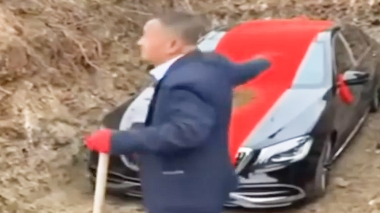 Một gia đình chôn xe Mercedes làm đồ tùy táng gây tranh cãi dữ dội