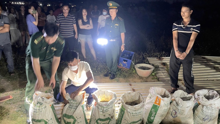 Phát hiện gần 400kg thuốc nổ cất giấu quanh một quán ăn tại Quảng Ngãi