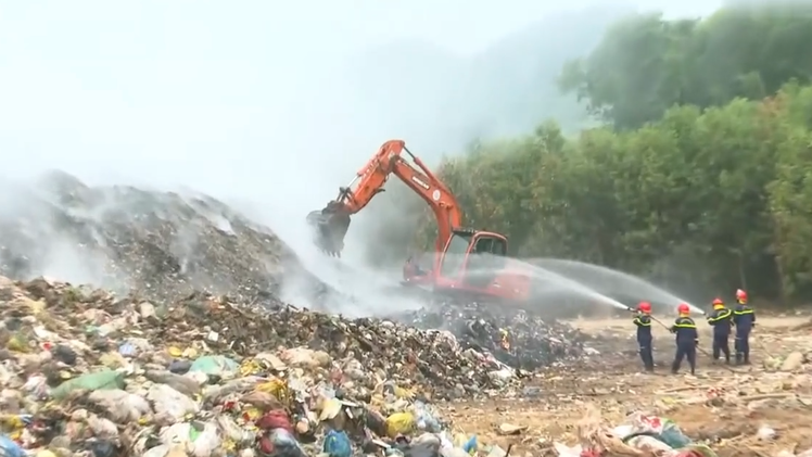 Bãi rác lớn ở Nghệ An cháy âm ỉ suốt 10 ngày, người dân khốn khổ vì khói và mùi hôi