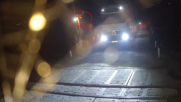 Tài xế vượt đường sắt khi có tín hiệu đèn đỏ, bị phạt 5 triệu đồng