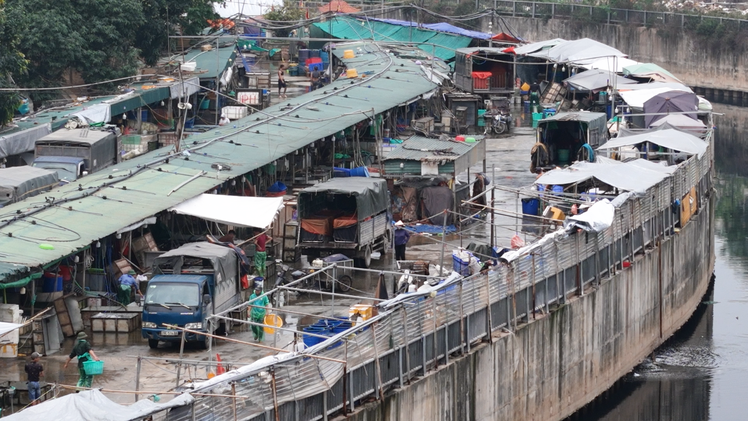 Chợ cá lấn chiếm kênh La Khê hoạt động tấp nập, bất chấp chỉ đạo của cơ quan chức năng