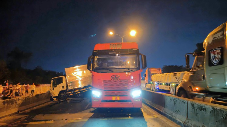 6 ô tô tông liên hoàn trên cầu Phú Mỹ, giao thông ùn ứ kéo dài nhiều giờ