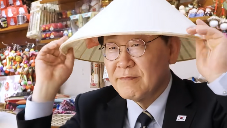 Video Tổng thống Hàn Quốc thích thú đội nón lá, ăn sầu riêng khi dạo phố Hà Nội