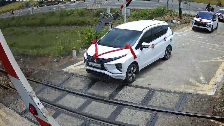 Phạt tài xế ô tô chở đám cưới cố vượt gác chắn đường sắt