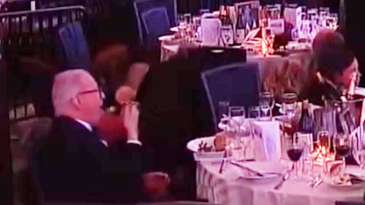 Thản nhiên ăn salad giữa tiếng súng nổ hỗn loạn tại tiệc Nhà Trắng, người đàn ông nói gì?