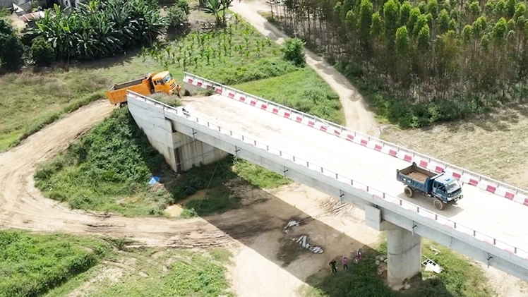 Lý do cầu 36 tỉ xây xong 3 năm, người dân vẫn phải qua sông bằng phà