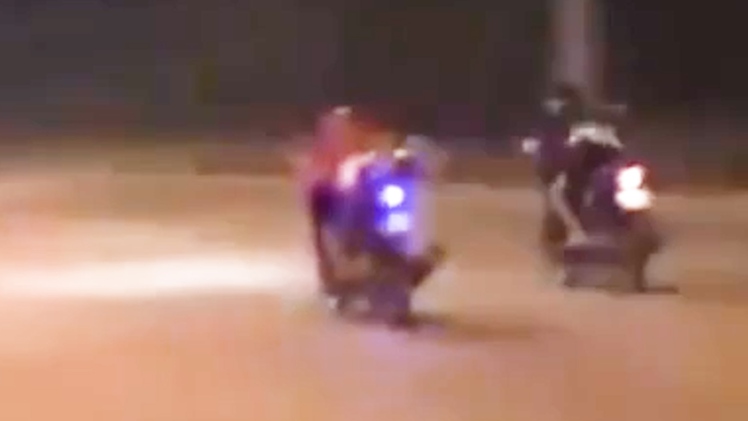 Công an Phú Quốc làm việc với 2 người nằm dài trên yên đua xe xem 'ai về nhà trước'