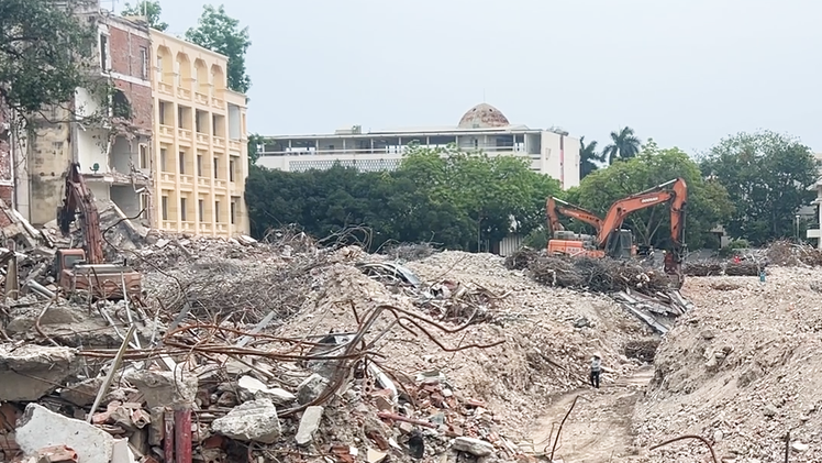 Đang phá dỡ những công trình cuối để bàn giao mặt bằng làm quảng trường phía Đông hồ Gươm