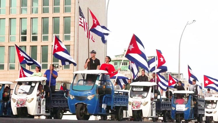 Người dân Cuba chạy xe điện, xe đạp tuần hành phản đối lệnh cấm vận của Mỹ