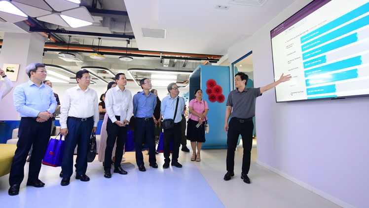 Đại biểu Bộ Văn hóa, Thể thao và Du lịch, TP.HCM cùng đại diện nhiều cơ quan báo chí tham quan tòa soạn số của báo Tuổi Trẻ