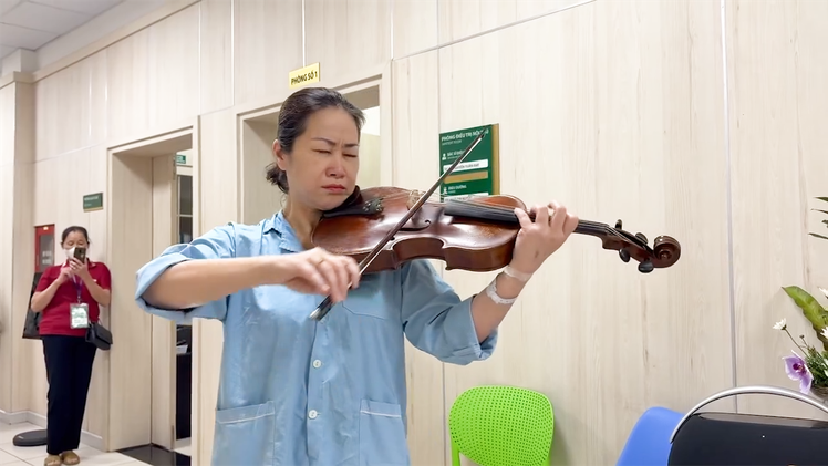 Clip nữ bệnh nhân chơi đàn giữa hành lang bệnh viện để tri ân các y bác sĩ