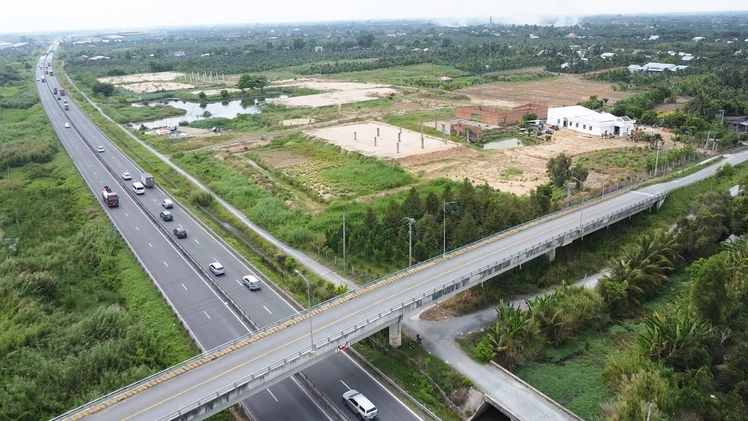 Cao tốc về miền Tây hoạt động gần 4 năm nhưng chưa có trạm dừng nghỉ, vì sao?