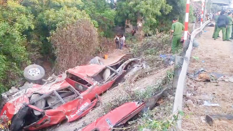 Hiện trường vụ xe khách rơi xuống vực sâu làm 4 người chết ở Lâm Đồng