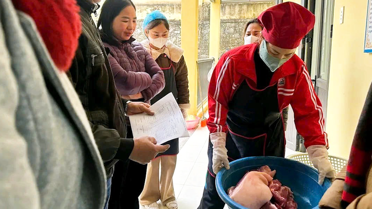 Thịt lợn trong bữa ăn bán trú nhiễm tả châu Phi, hiệu trưởng bị đình chỉ 14 ngày