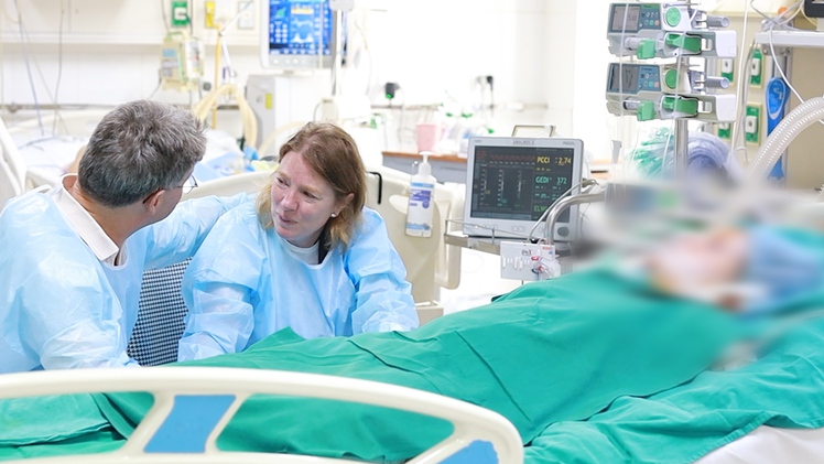 Khoảnh khắc tiễn biệt cô gái Anh qua đời ở Việt Nam, gia đình hiến tạng cứu 3 người khác