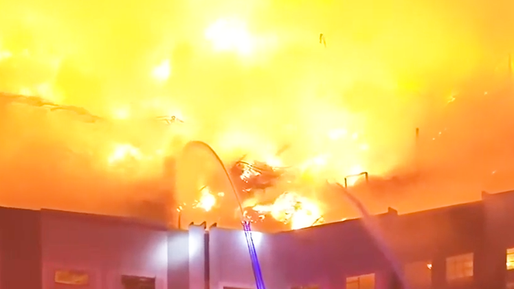 Kho giấy vệ sinh phục vụ 50 triệu người ở Mỹ chìm trong biển lửa, nghi bị phóng hỏa