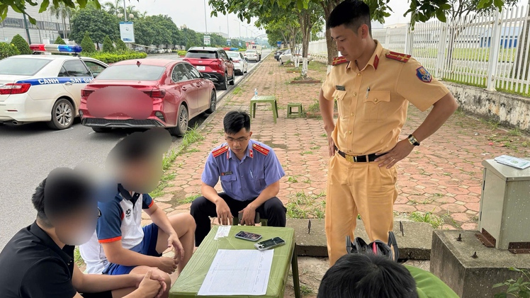 Tài xế vi phạm nồng độ cồn và chạy quá tốc độ, tông gãy cửa xe cảnh sát giao thông