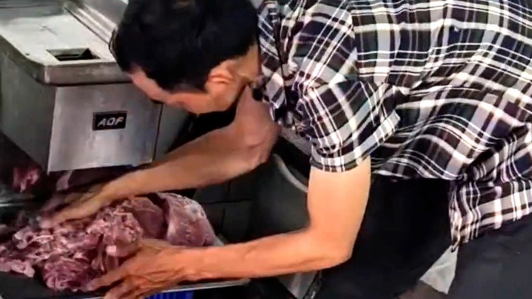 Chiêu trò làm giả hàng chục tấn thịt bò từ thịt heo nái, bán ra chợ tại TP.HCM