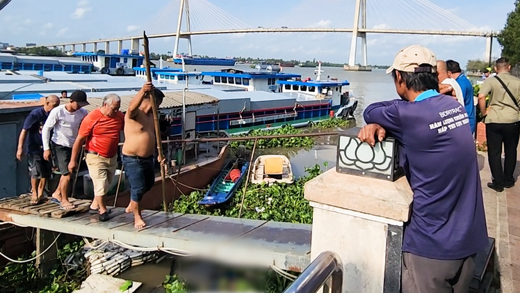 Khám nghiệm hiện trường, điều tra vụ thi thể chưa rõ giới tính trôi trên sông tại Đồng Tháp