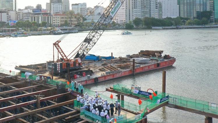 Trên công trường cầu đi bộ bắc qua sông Sài Gòn, phấn đấu hoàn thành dịp 2-9