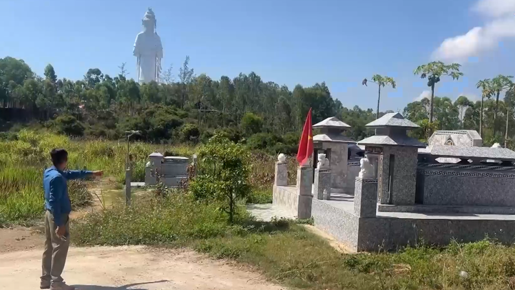 Đất trồng cây lâu năm bị 'phân lô bán mộ' thành khu an táng tự phát