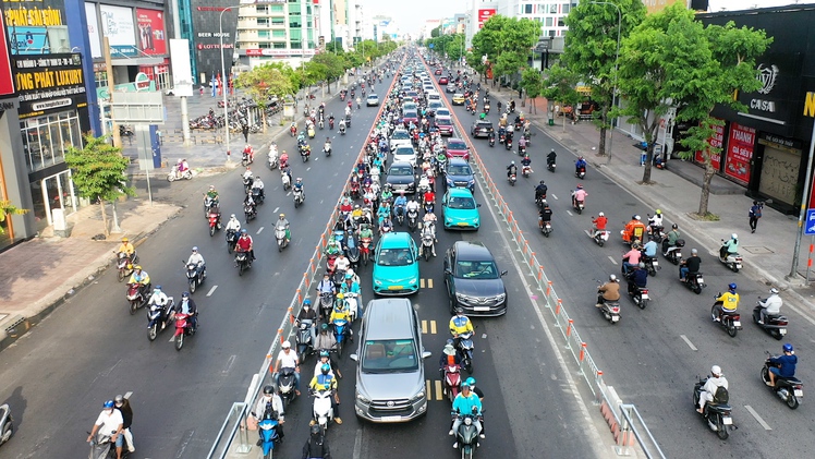 Ngày đầu áp dụng làn đảo chiều trên đường Cộng Hòa, xe cộ di chuyển ra sao?