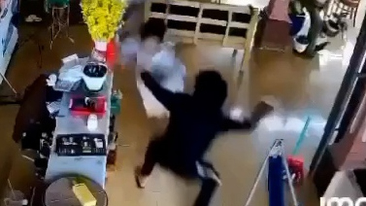 Bắt tạm giam 12 học sinh trong vụ chém chết người tại quán cà phê ở Cà Mau