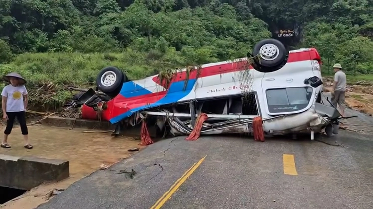 Nước dâng sau mưa lớn ở Cao Bằng, ô tô bị cuốn trôi, nhiều tuyến đường ngập sâu