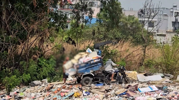 Video cận cảnh bãi rác ‘lụi’ ven nghĩa trang Bình Hưng Hòa