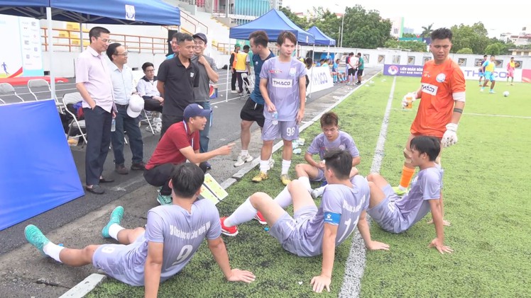Sáng viết phần mềm, chiều đá bóng