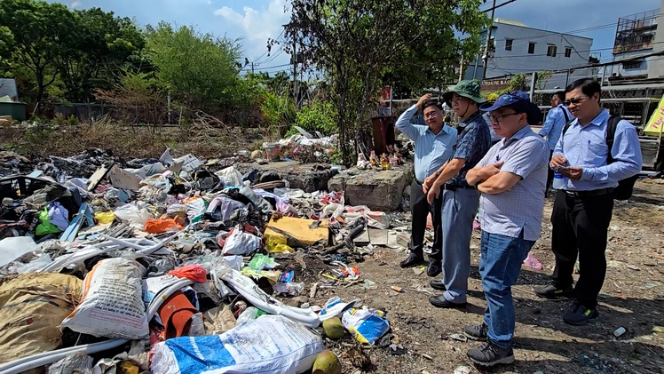 TP.HCM kiểm tra, xử lý bãi rác 'lụi' ven nghĩa trang Bình Hưng Hòa