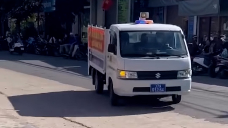 Nam sinh ngủ quên, được công an chở tới điểm thi lớp 10