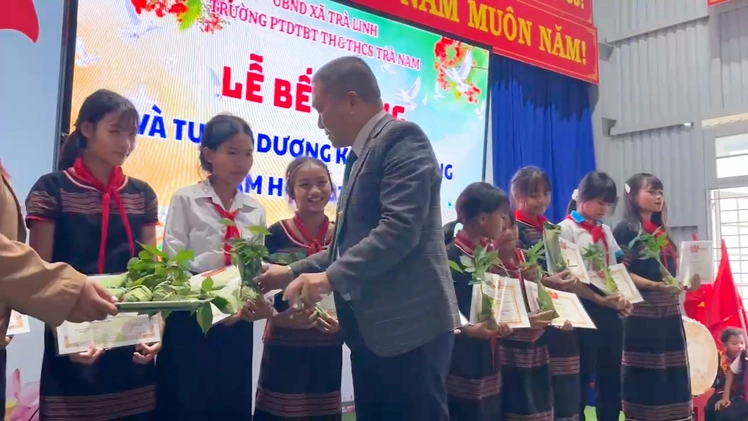 51 học sinh giỏi, xuất sắc được trao thưởng cây sâm Ngọc Linh giống